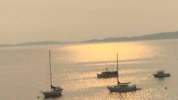 Ubicación cercana a la playa, tumbonas y toallas de playa