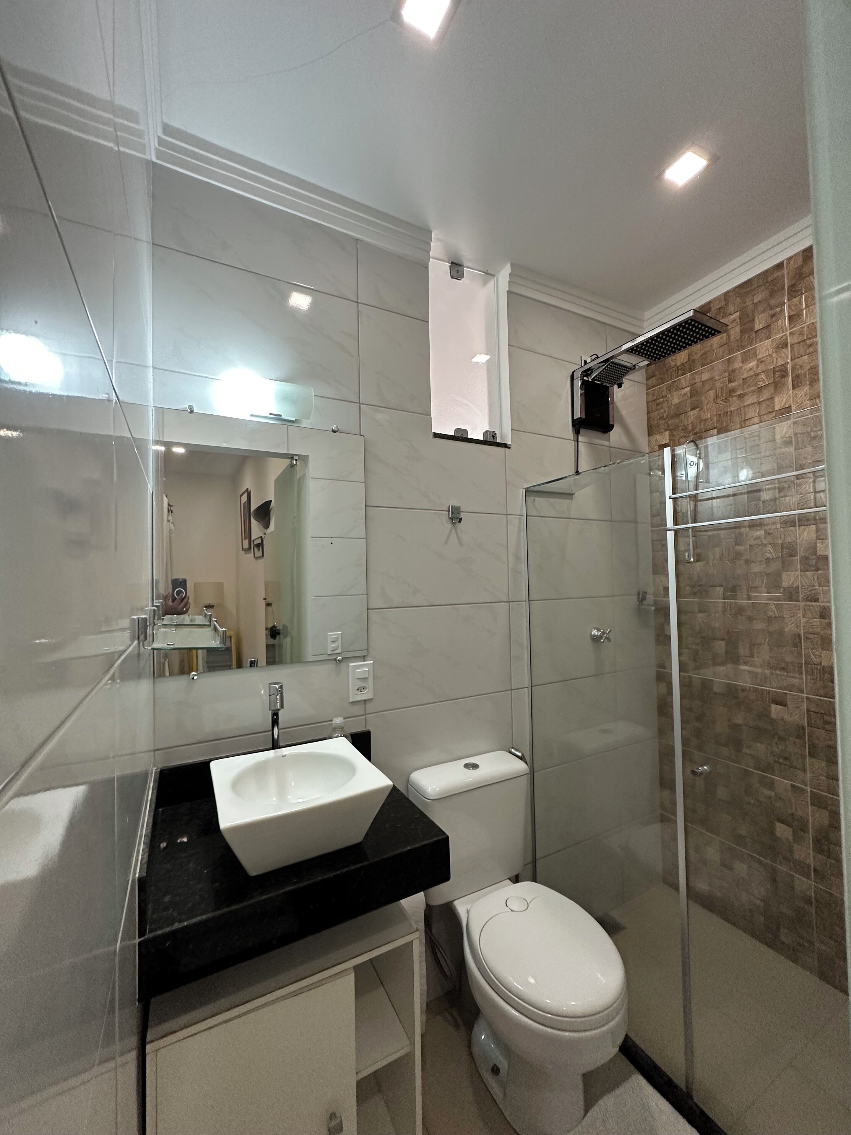 Apartamento Coroa Vermelha | حمام | تجهيزات دش، دُش غزير، مستلزمات مجانية للعناية الشخصية، مجففات شعر