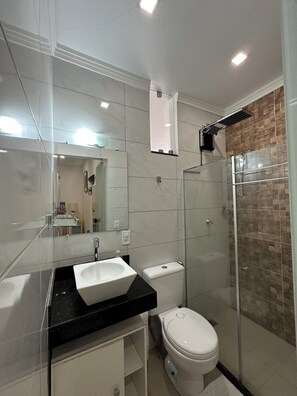 Apartamento Coroa Vermelha | Kamar mandi | Shower, pancuran hujan, perlengkapan mandi gratis, dan pengering rambut
