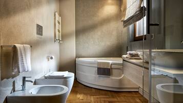 Combinazione doccia/vasca, vasca idromassaggio, asciugacapelli, bidet