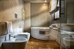 Ensemble douche/baignoire, baignoire Ă jets, sĂšche-cheveux, bidet