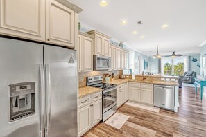 Fridge, microwave, oven, stovetop - W04 - Spacious 4 bed, 3 bath home in Sombrero with private pool (Marathon)