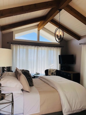 Premium bedding, blackout drapes, free WiFi, bed sheets - Seafoam Lodge (Little River)