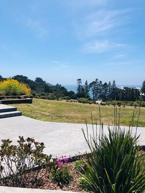 Courtyard - Seafoam Lodge (Little River)