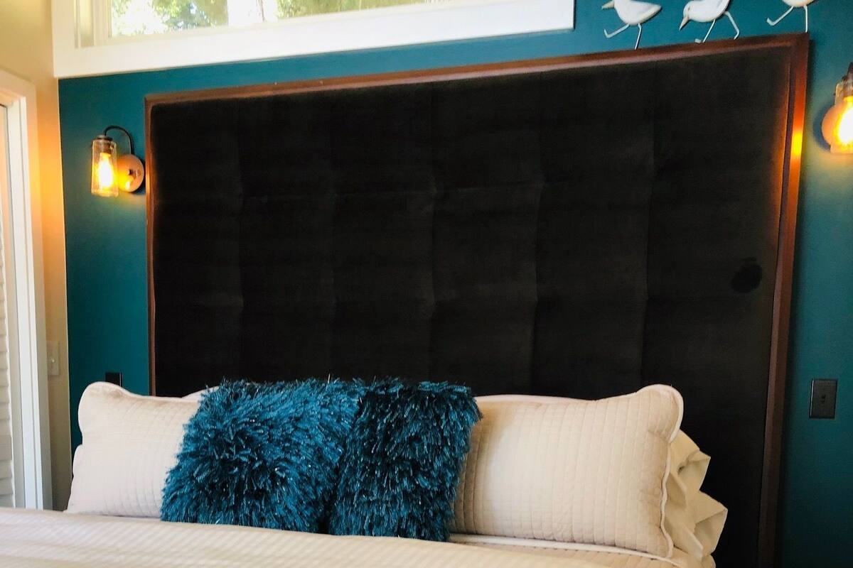 Luxury Cal King | Premium bedding, blackout drapes, WiFi (free), bed sheets