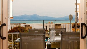 Zona pranzo con vista sul mare e sulle montagne.
