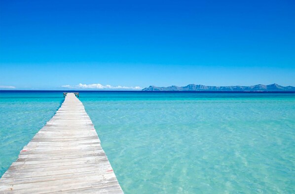 Plage, chaises longues, serviettes de plage