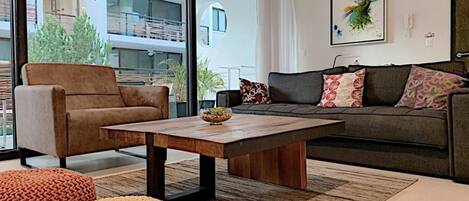 Deluxe Apartment | Living area | Flat-screen TV