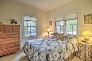 4 bedrooms, iron/ironing board, Internet, bed sheets - Spacious Mercersburg Home at Whitetail Resort (Mercersburg)
