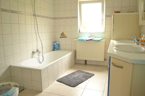 淋浴/盆浴组合、吹风机、毛巾、肥皂