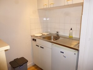Kühlschrank, Mikrowelle, Herdplatte, Wasserkocher mit Kaffee-/Teezubehör