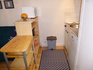 Geladeira, micro-ondas, cooktop, cafeteira/chaleira