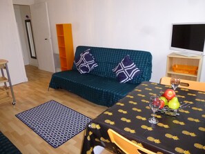 TV - Beachside Studio, Sleeps 3, Pets Welcome - 50m to Shore (Saint-Jean-de-Monts)
