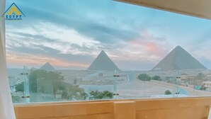 Uma varanda com vista para as pirâmides.