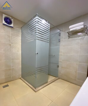 Shower, free toiletries, slippers, bidet - Egypt Pyramids Inn (Giza)