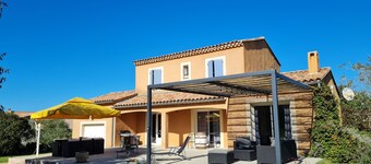 Belle villa avec sa piscine privée au pied du Mont Ventoux  à Malaucène 