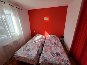 4 makuuhuonetta, silitysrauta/-lauta, vauvan matkasänky, Wi-Fi