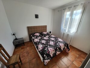 4 bedrooms, iron/ironing board, travel cot, WiFi