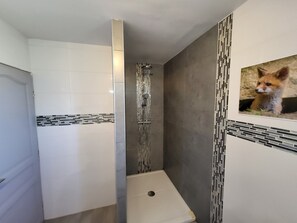 Badkar/dusch, hårtork och toalettpapper