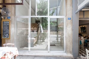 Outdoor dining - Philoxenia Flat (Athina)