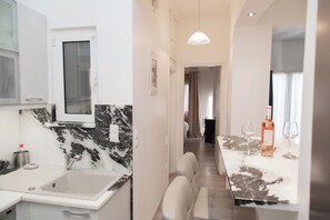 Fridge, microwave, oven, stovetop - Acropolis Museum chic design apartment (Athina)