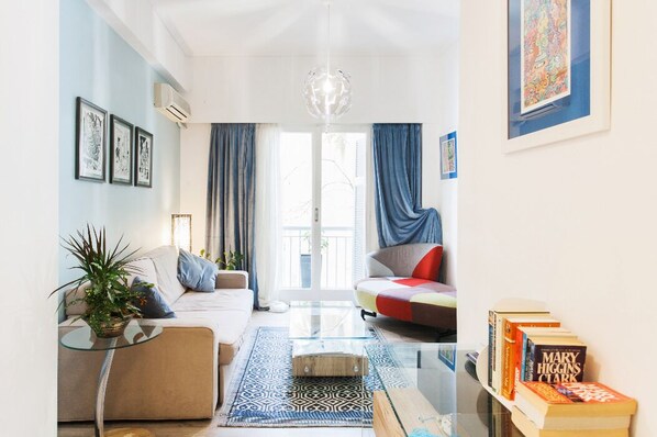 Smart TV, libros y estéreo 