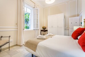 3 slaapkamers, een kluis op de kamer, een bureau, geluiddichte muren