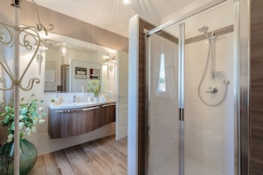 Douche, séchoir à cheveux, serviettes fournies