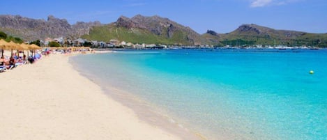 Ubicación a pie de playa, tumbonas y toallas de playa