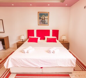 5 bedrooms, desk, soundproofing, iron/ironing board