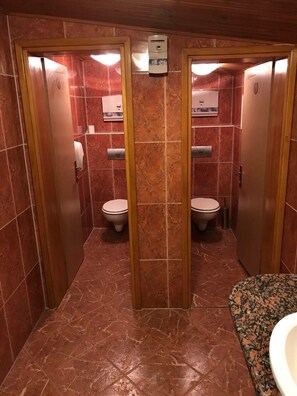 Articles de toilette gratuits, sèche-cheveux, peignoirs, chaussons