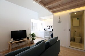 TV - Carol's Beach House (Nazaré)