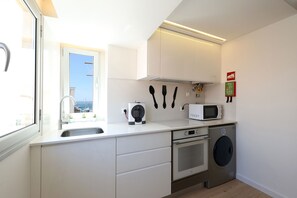 Fridge, microwave, oven, stovetop - Carol's Beach House (Nazaré)