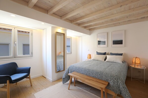 1 bedroom, iron/ironing board, travel cot, free WiFi - Carol's Beach House (Nazaré)