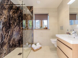 Regendusche, Haartrockner, Bademäntel, Handtücher