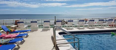 Alberca al aire libre y alberca climatizada