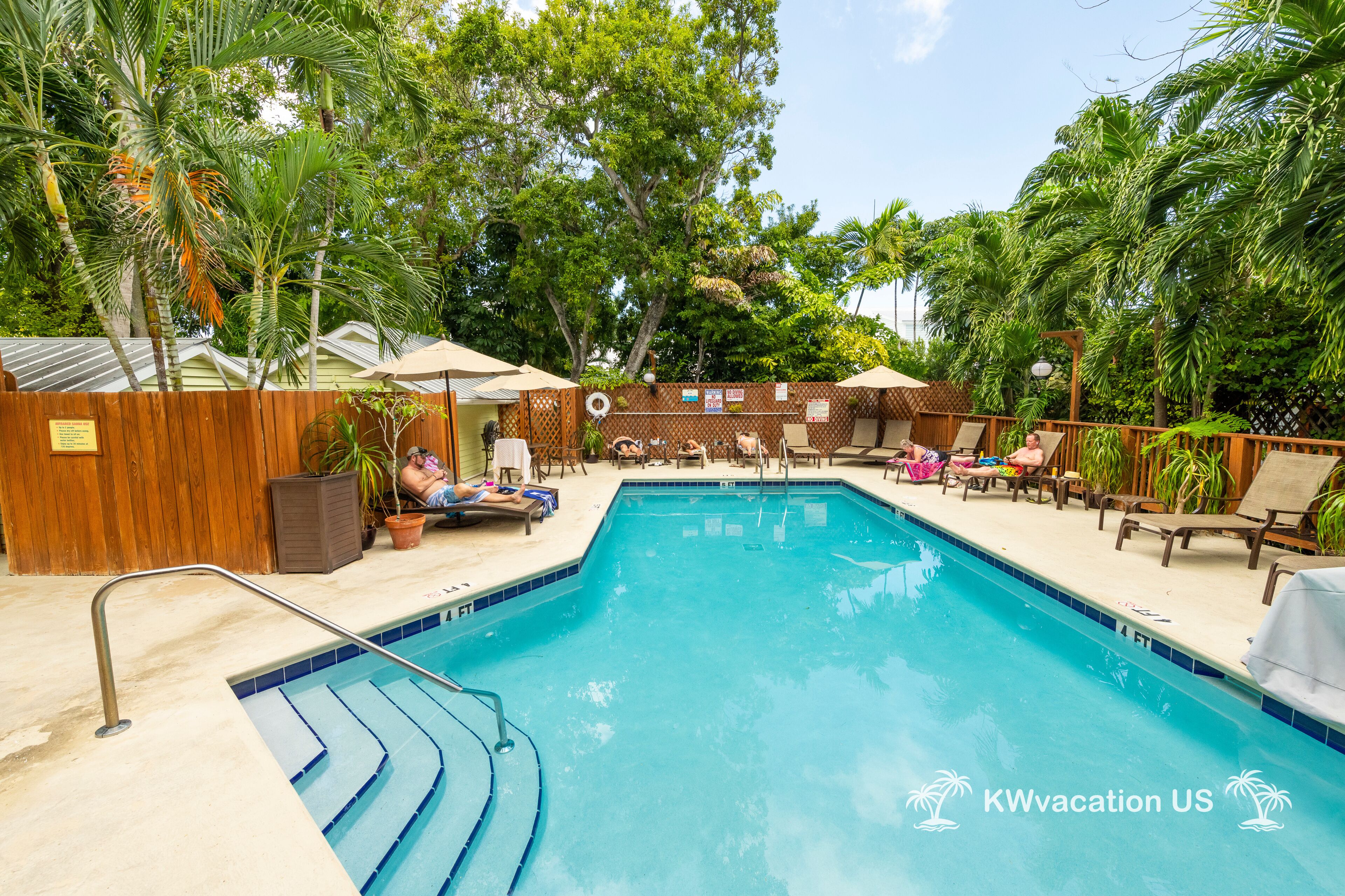 Una piscina al aire libre, una piscina climatizada