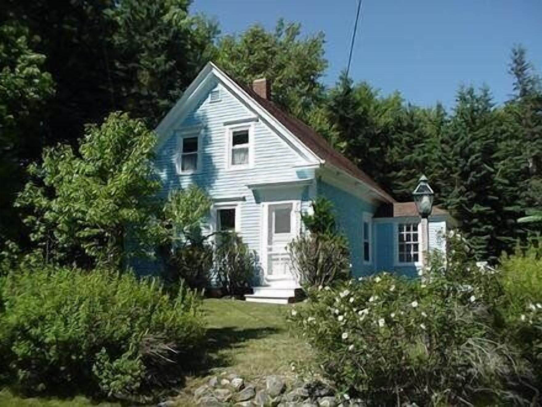 Blue House - Private Location