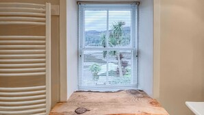 A corner with a built-in bench and a window with blinds. - 4 bedroom accommodation in Plockton (Plockton)