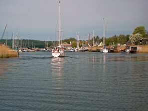 En havn med flere sejlbåde i havn.