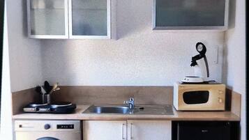 Réfrigérateur, micro-ondes, plaque de cuisson, cafetiÚre/bouilloire