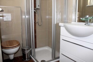 Dusche, Haartrockner, Handtücher, Toilettenpapier