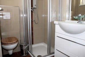 A bathroom with a shower, toilet, and sink. - Vacation apartment 6 - Ferienwohnungen Hoffmann (Binz)