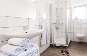 Dusche, Haartrockner, Handtücher