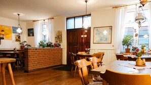 A cozy dining area with wooden furniture, a brick counter, and potted plants. - Double room 4 - Rankwitzer Hof (Rankwitz)