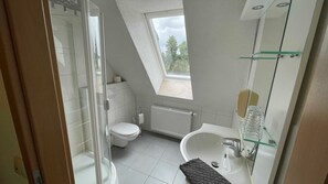 Dusj, hårføner, håndklær og såpe