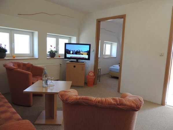 Unclassified image, 1 of 25, button - 10 AP with lake view and park - Insel-Hotel Dobbertin (Dobbertin)