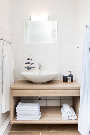 Dusj, hårføner og håndklær