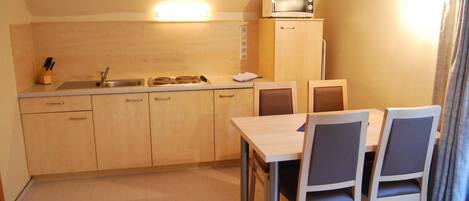 Kühlschrank, Mikrowelle, Hochstuhl