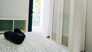 A bedroom with a bed, a bench, and a sliding door. - Amelia Cancajos: Comfort Swimming pool and beach nearby (Breña Baja)